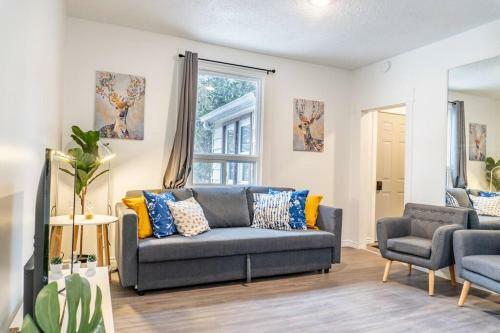 Gorgeous 3-bedroom Weston Home! Parking! Coffee!