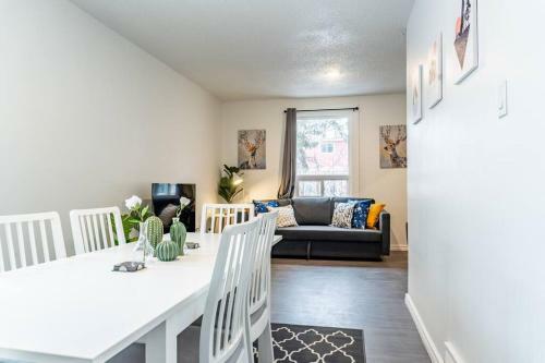 Gorgeous 3-bedroom Weston Home! Parking! Coffee!