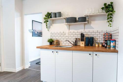 Gorgeous 3-bedroom Weston Home! Parking! Coffee!