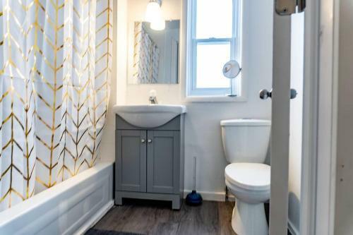 Gorgeous 3-bedroom Weston Home! Parking! Coffee!