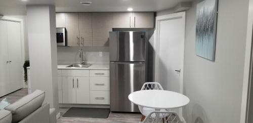 Luxurious 2 Bedroom Basement Suite