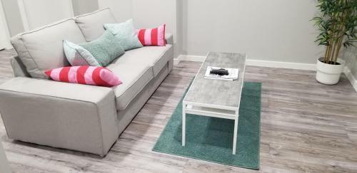 Luxurious 2 Bedroom Basement Suite