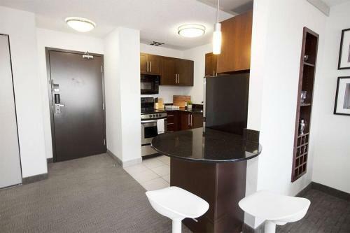 Apartamento Modern Downtown One-bedroom Suite With Parking
