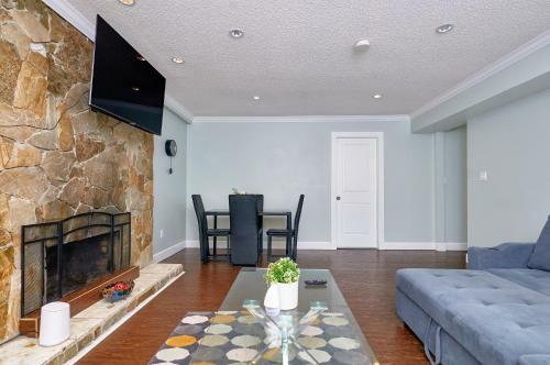 Executive 2 Bed 1 Bath Spacious & Centrally Located Suite.