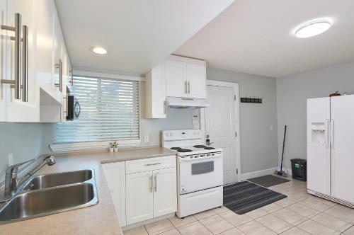 Executive 2 Bed 1 Bath Spacious & Centrally Located Suite.