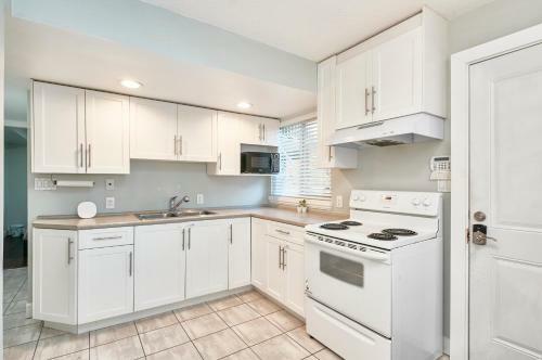 Executive 2 Bed 1 Bath Spacious & Centrally Located Suite.