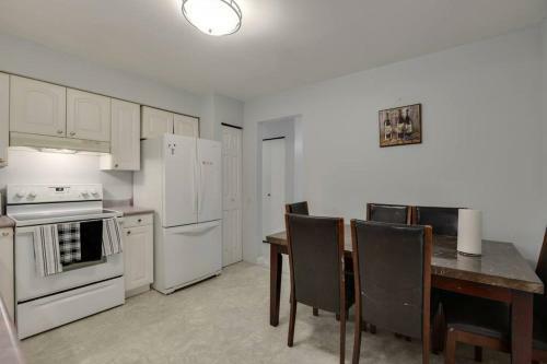 3 Bed House ? Guilford/fleetwood ? Bbq ? Tv Cable