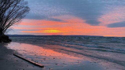 2 Bedroom Wasaga Beach Cottage 1
