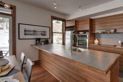 Condo With Breathtaking View Of The Lake