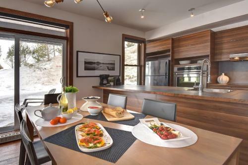 Condo With Breathtaking View Of The Lake