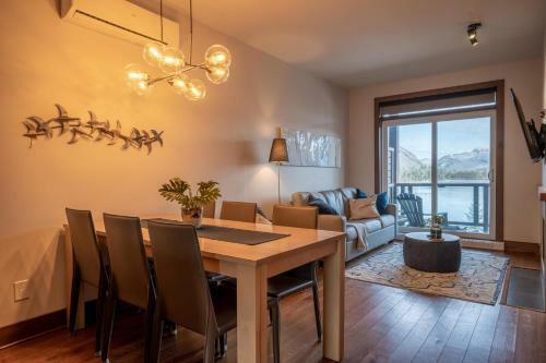 Suite Overlooking The Lake With Resort