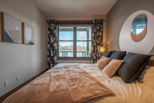 Suite Overlooking The Lake With Resort