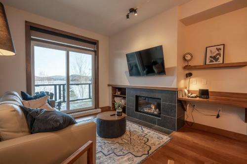 Suite Overlooking The Lake With Resort