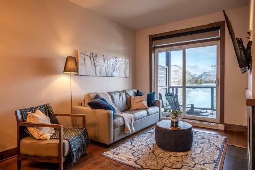 Suite Overlooking The Lake With Resort