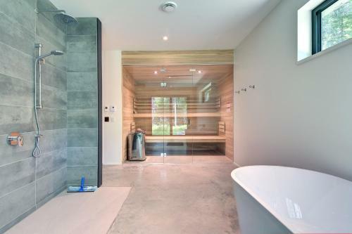 Contemporary + Spa & Sauna