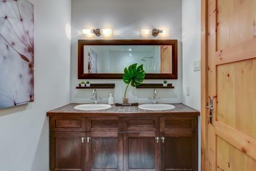Chic Log Chalet With Hot Tub - Mont-tremblant North Side By Reserver.ca