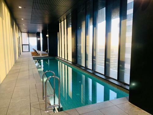 Melbourne Cbd Empire Apartment