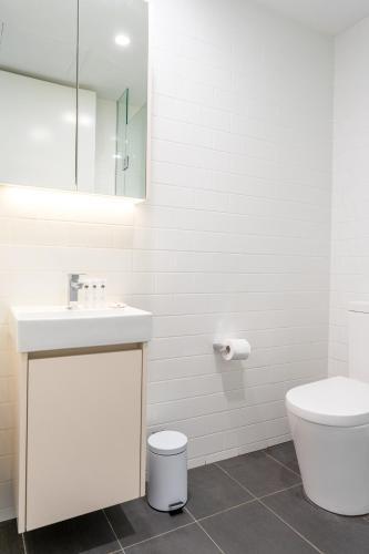 Madecomfy Chic Melbourne Apartment With Balcony