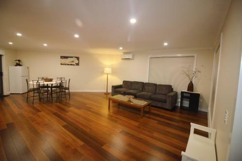 Hostal Silver House - Melbourne Airport Accommodation