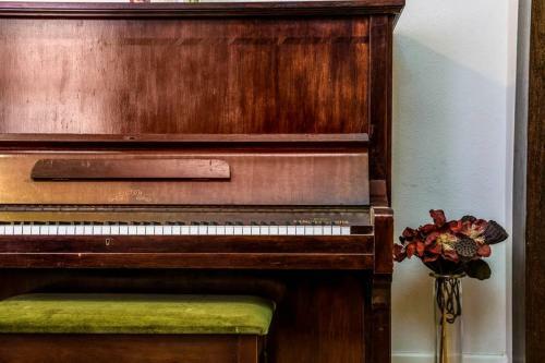 Elwood Eclectic Gem