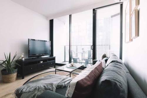 2 Br Modern Melbourne Cbd Apartment