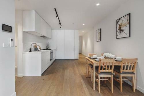 The Dudley Apartments By Ready Set Host