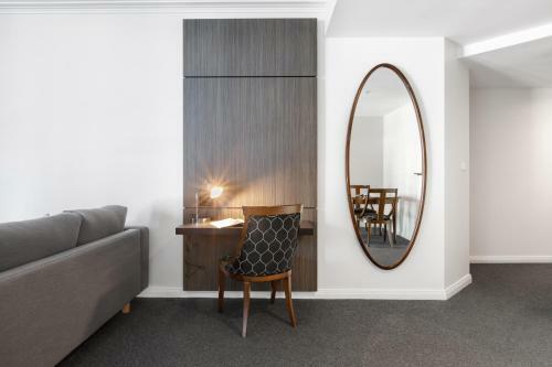222 Russell Street Serviced Apartment