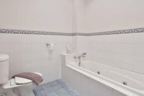 3 Bedroom In Richmond With Balcony For Families
