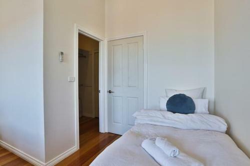 3 Bedroom In Richmond With Balcony For Families