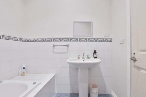 3 Bedroom In Richmond With Balcony For Families