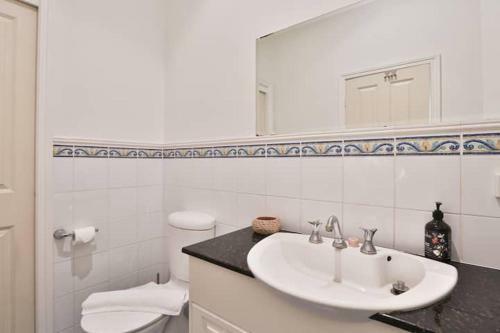 3 Bedroom In Richmond With Balcony For Families