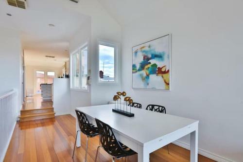 3 Bedroom In Richmond With Balcony For Families