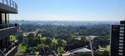 Ultra Luxe Grand Prix Views, Stunning 1 Bed Apartment