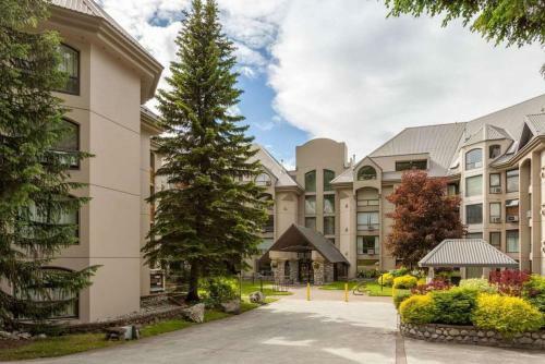 The Modern Whistler Apartment - Ski-in Ski-out