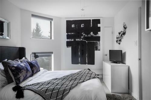 The Modern Whistler Apartment - Ski-in Ski-out