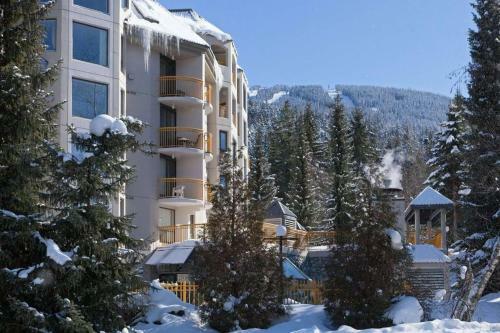 The Modern Whistler Apartment - Ski-in Ski-out