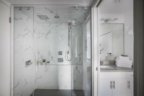 The Modern Whistler Apartment - Ski-in Ski-out