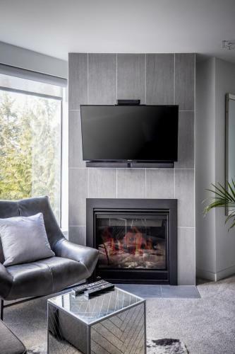 The Modern Whistler Apartment - Ski-in Ski-out