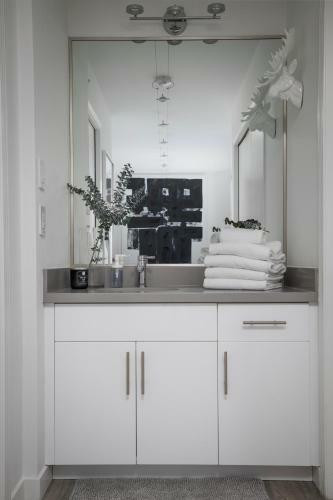 The Modern Whistler Apartment - Ski-in Ski-out