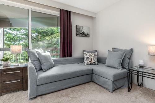 Creekside Point Queen Bed Studio And Kitchen