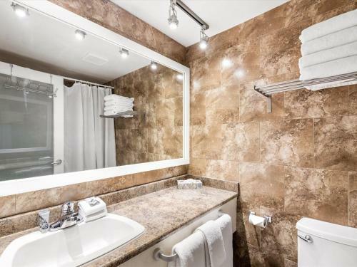 Lofted Suite With Mountain Views And Creekside Location By Harmony Whistler
