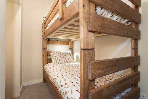 Lofted Suite With Mountain Views And Creekside Location By Harmony Whistler