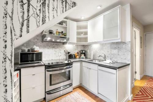 Lofted Suite With Mountain Views And Creekside Location By Harmony Whistler