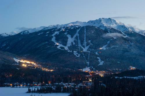 Lofted Suite With Mountain Views And Creekside Location By Harmony Whistler