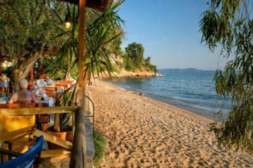 Christie's Ground Floor Apartment By The Sea