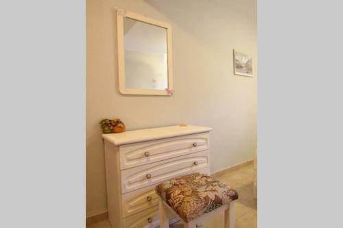 Christie's Ground Floor Apartment By The Sea