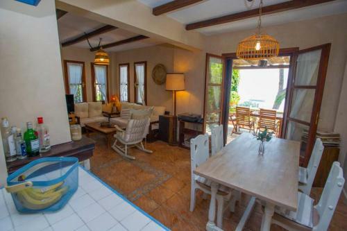 Natali's Villa By The Sea