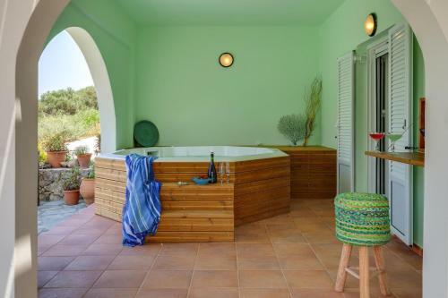 Holiday Home, Kavallos