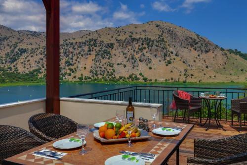 Holiday Home, Kavallos