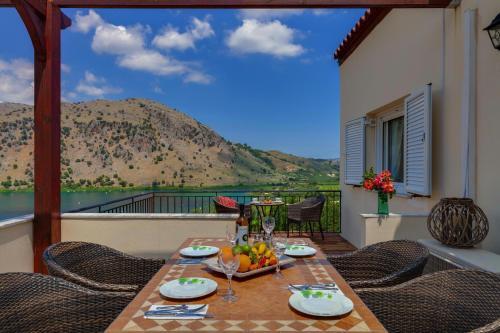 Holiday Home, Kavallos